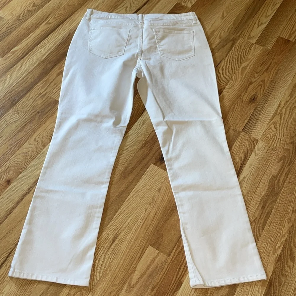 NWT‎ St John’s Bay Straight Jeans.  Mid rise.  Secretly Slender.  Size 16.